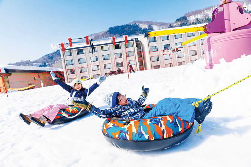 ラフティングボートを楽しむ子どもと大人