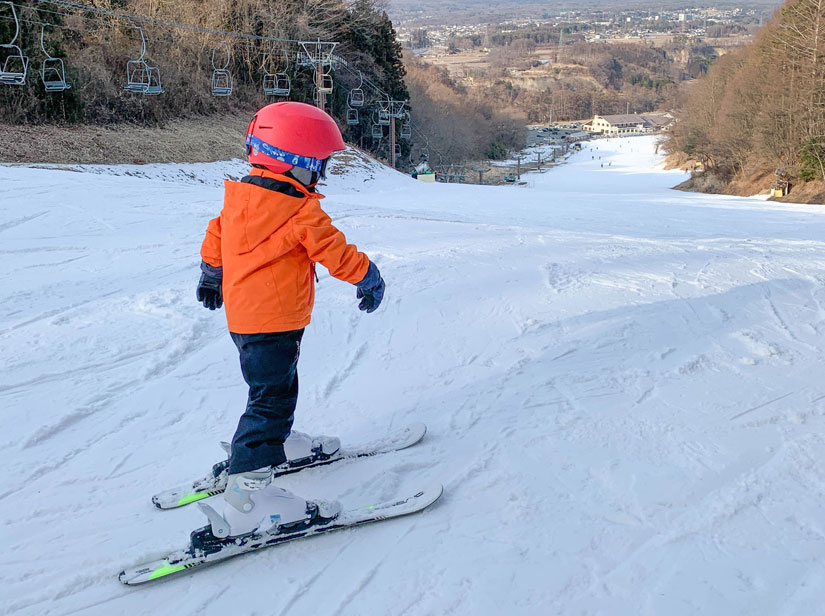 スキーを楽しむ子ども