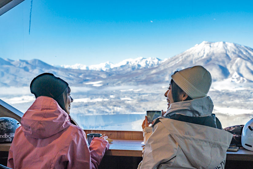 野尻湖ラウンジでカフェタイムを楽しむ女性