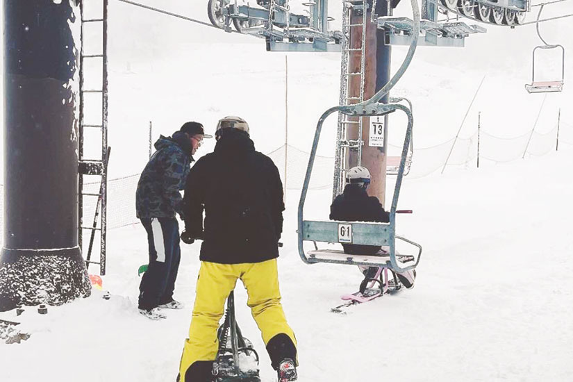 YAMABOKUワイルドスノーパークでリフトに乗車