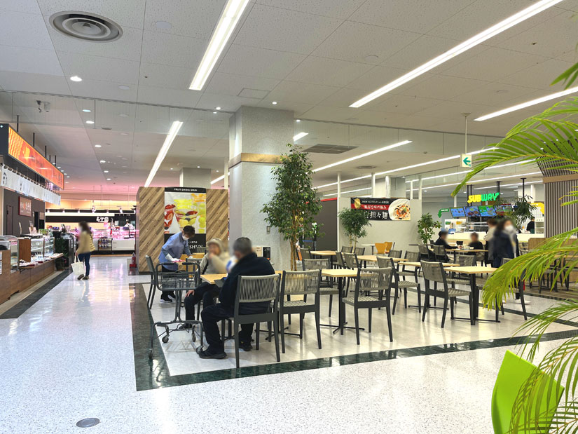 松本地域のアイシティ21のフードコート