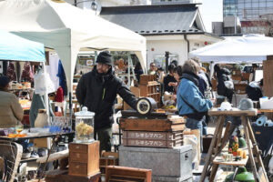 長野県松本市の人気蚤の市イベント「まつもと古市」