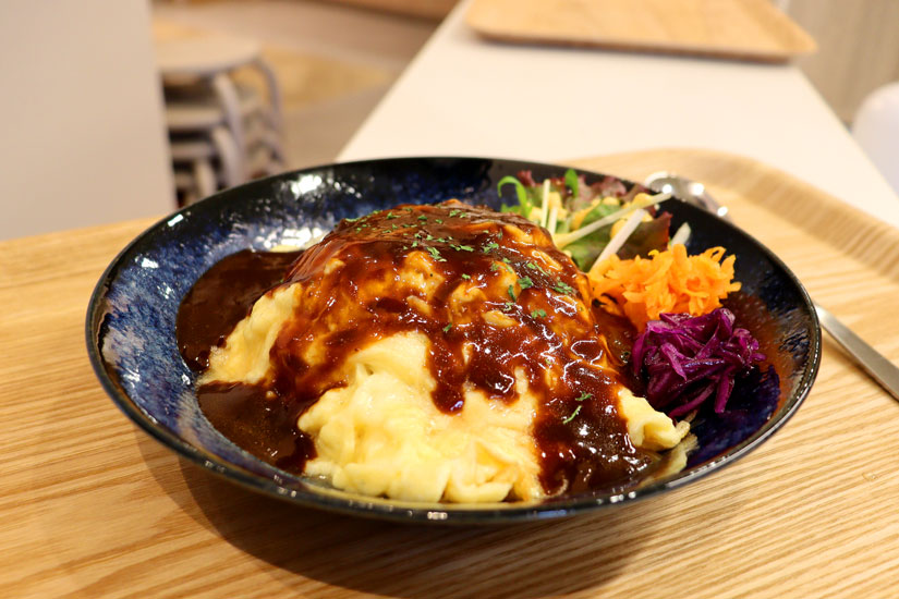 長野県茅野市の茅野駅ベルビア「8Peaks living（エイトピークス リビング）」内「totono cafe（トトノカフェ）」オムライス
