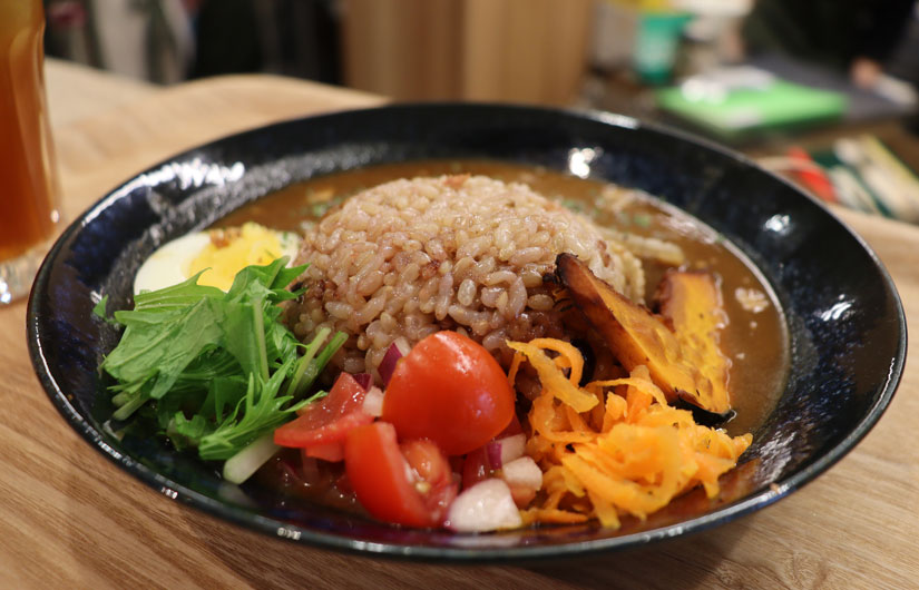 長野県茅野市の茅野駅ベルビア「8Peaks living（エイトピークス リビング）」内「totono cafe（トトノカフェ）」どんぐりカレー
