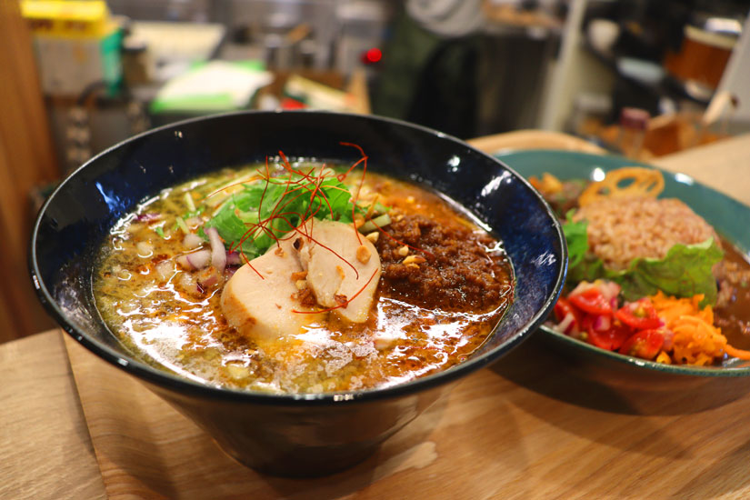 長野県茅野市の茅野駅ベルビア「8Peaks living（エイトピークス リビング）」内「totono cafe（トトノカフェ）」テンホウコラボのラーメン