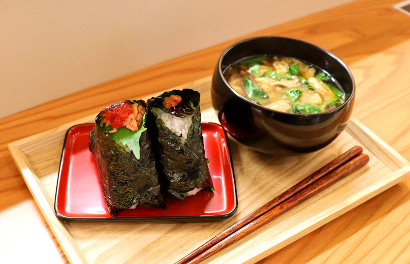 長野県茅野市の茅野駅ベルビア「8Peaks living（エイトピークス リビング）」内「漆楽キッチン  ponopono」おにぎり