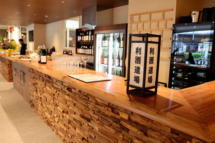 長野県茅野市の茅野駅ベルビア「8Peaks living（エイトピークス リビング）」内の長野県産日本酒と長野ワインバー「米と葡萄」