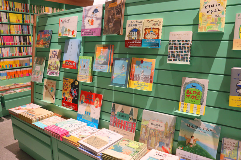 長野県茅野市の茅野駅ベルビア「8Peaks living（エイトピークス リビング）」内の本屋「今井書店」