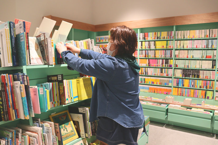 長野県茅野市の茅野駅ベルビア「8Peaks living（エイトピークス リビング）」内の本屋「今井書店」