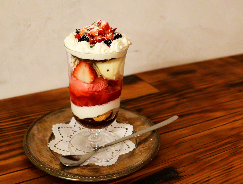 長野県茅野市の茅野駅ベルビア「8Peaks living（エイトピークス リビング）」内のスイーツカフェ「AlgAeアルジー」パフェ