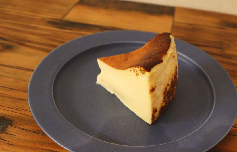 長野県茅野市の茅野駅ベルビア「8Peaks living（エイトピークス リビング）」内のスイーツカフェ「AlgAeアルジー」バスクチーズケーキ