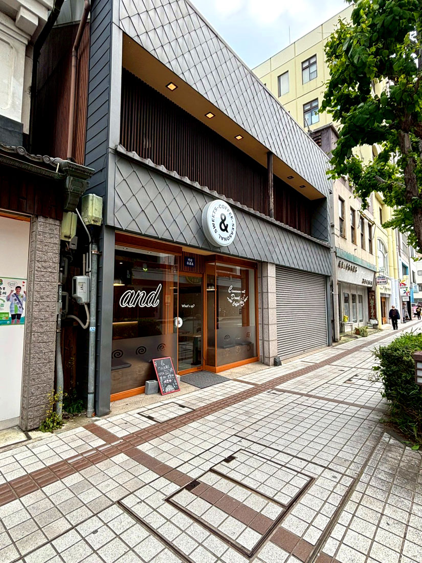 長野市カフェ「＆カフェ」、かき氷「＆門前氷菓店」の外観