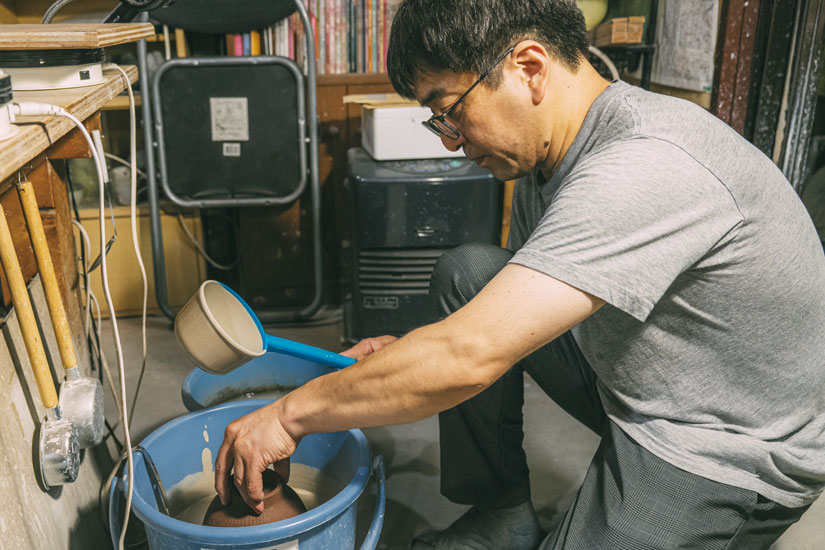 陶芸作家・戸津圭一郎さんがつくる「粉引の器」。粘土・化粧土・釉薬の