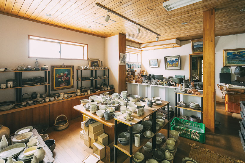 陶芸作家・戸津圭一郎さんがつくる「粉引の器」。粘土・化粧土・釉薬の