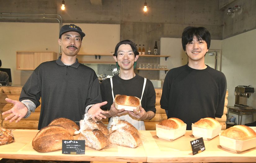 廃校リノベの複合施設に新店、木曽路観光客を見込むベーカリーカフェが長野・塩尻にオープン